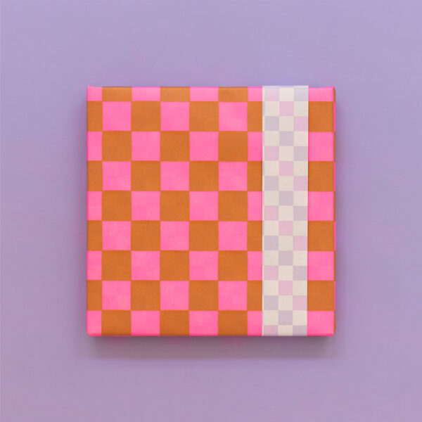 inpakpapier-big-check-fluor-pink-cognac-check-lilac