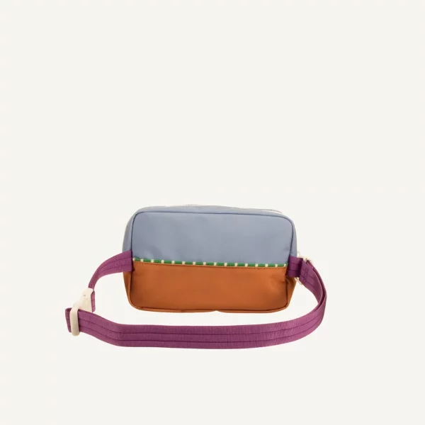 sticky lemon fanny pack in de kleuren blauw en leerbruin met lila band